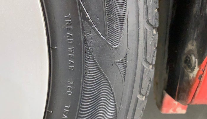 2014 Maruti Celerio VXI AMT, Petrol, Automatic, 28,164 km, Left front tyre - Minor crack