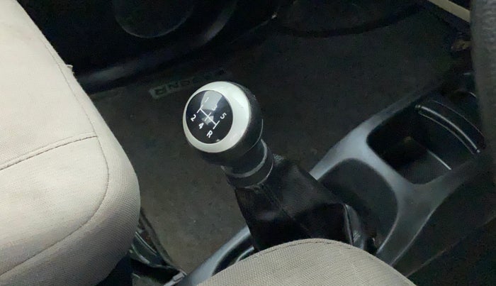 2016 Maruti Wagon R 1.0 VXI, Petrol, Manual, 22,278 km, Gear lever - Knob has minor damage