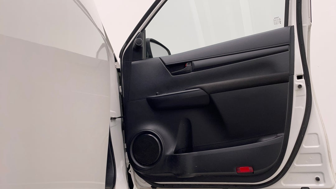 2022 Toyota Hilux Sr (4x4), Automatic, 67592 km, Speaker View