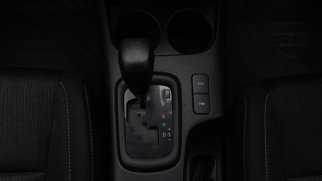 2022 Toyota Hilux Sr (4x4), Automatic, 67592 km, Gear Lever 