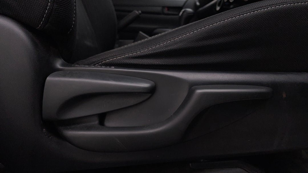 2022 Toyota Hilux Sr (4x4), Automatic, 67592 km, Drivers Side Adjustment Panel