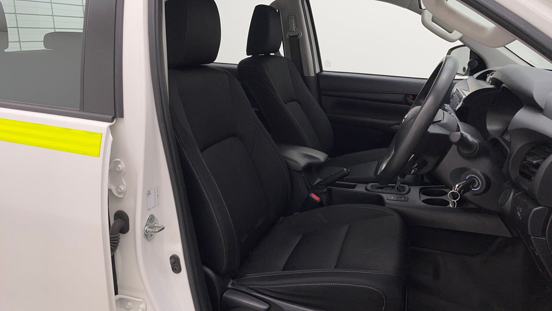 2022 Toyota Hilux Sr (4x4), Automatic, 67592 km, Right Side Front Door Cabin View