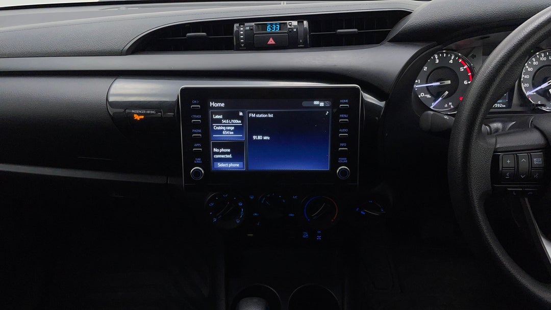 2022 Toyota Hilux Sr (4x4), Automatic, 67592 km, Center Console