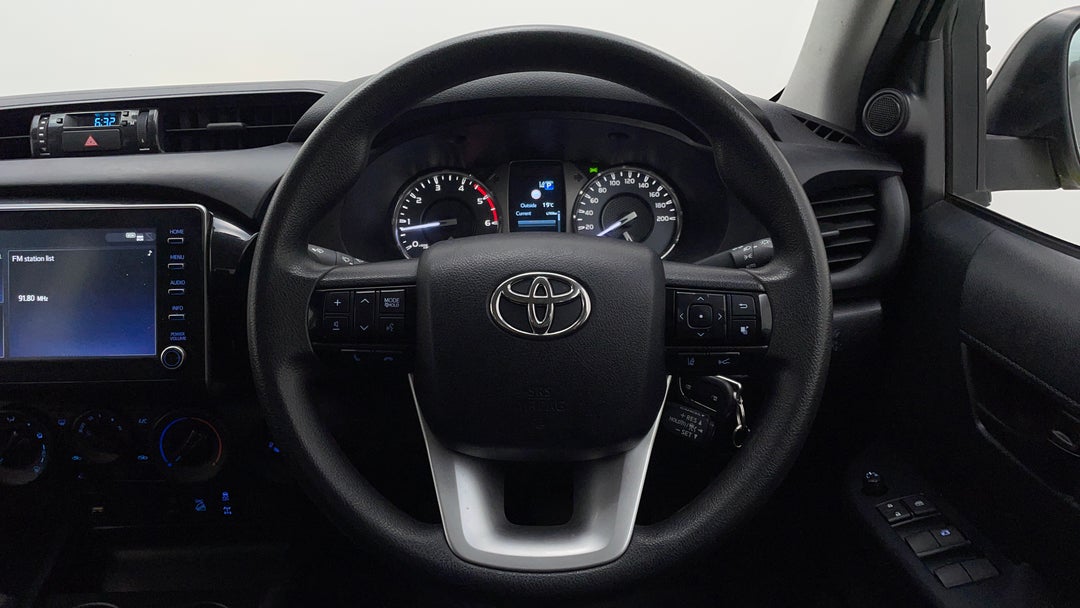 2022 Toyota Hilux Sr (4x4), Automatic, 67592 km, Steering Wheel Close-up