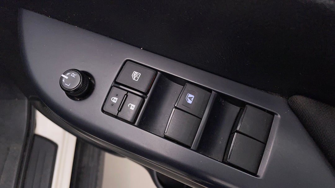 2022 Toyota Hilux Sr (4x4), Automatic, 67592 km, Drivers Side Door Panel Controls