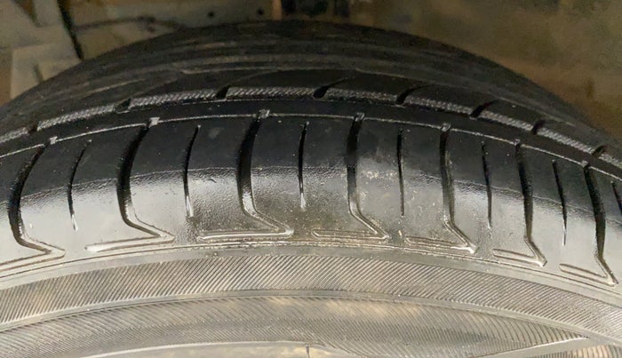 2018 Maruti Ciaz SIGMA 1.5 SHVS MT  PETROL, Petrol, Manual, 80,349 km, Left Front Tyre Tread