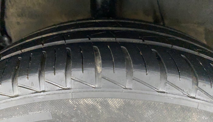2021 Hyundai AURA S CNG, CNG, Manual, 42,531 km, Right Rear Tyre Tread
