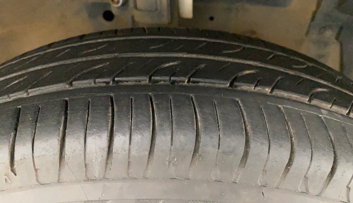 2014 Maruti Swift Dzire VXI, Petrol, Manual, 59,904 km, Right Front Tyre Tread