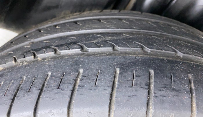 2014 Volkswagen Vento COMFORTLINE MT PETROL, Petrol, Manual, 63,400 km, Right Rear Tyre Tread