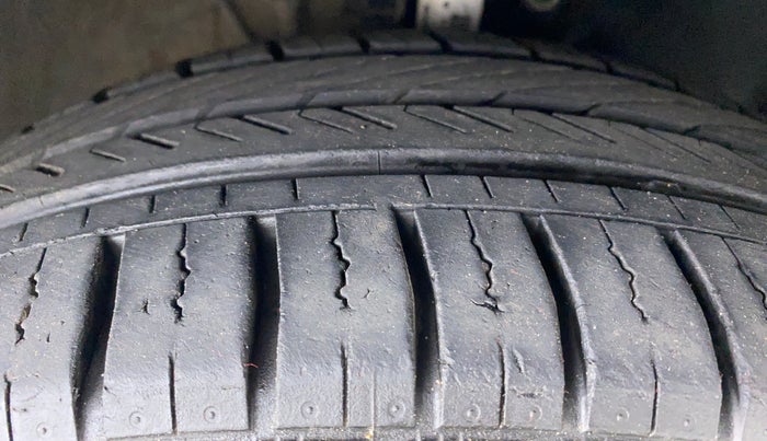 2014 Volkswagen Vento COMFORTLINE MT PETROL, Petrol, Manual, 63,400 km, Right Front Tyre Tread