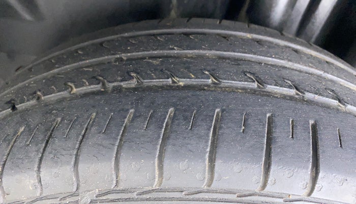 2014 Volkswagen Vento COMFORTLINE MT PETROL, Petrol, Manual, 63,400 km, Left Rear Tyre Tread
