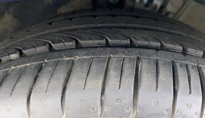 2014 Volkswagen Vento COMFORTLINE MT PETROL, Petrol, Manual, 63,400 km, Left Front Tyre Tread