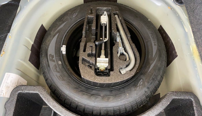 2014 Volkswagen Vento COMFORTLINE MT PETROL, Petrol, Manual, 63,400 km, Spare Tyre
