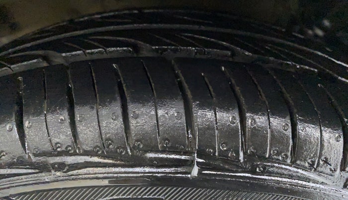 2014 Hyundai Eon D LITE PLUS, Petrol, Manual, 16,447 km, Right Rear Tyre Tread