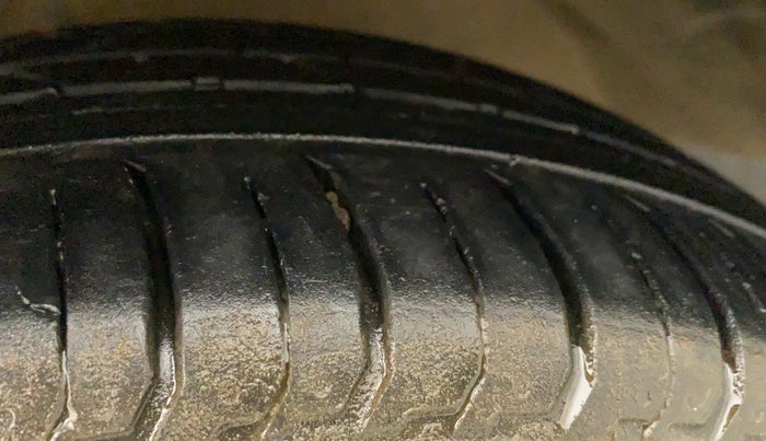 2015 Maruti Ciaz ZXI+, Petrol, Manual, 1,08,958 km, Left Front Tyre Tread