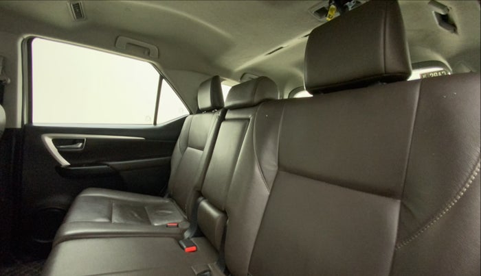 2019 Toyota Fortuner 2.8 4X2 MT, Diesel, Manual, 94,062 km, Right Side Rear Door Cabin