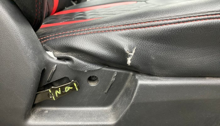 2022 Renault TRIBER RXT AMT, Petrol, Automatic, 29,302 km, Driver seat - Seat adjuster lever broken but working