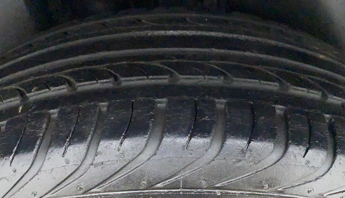 2014 Volkswagen Vento HIGHLINE PETROL, Petrol, Manual, 39,911 km, Left Rear Tyre Tread