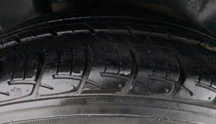 2017 Maruti Ciaz ZETA 1.4 VVT, CNG, Manual, 26,526 km, Right Front Tyre Tread