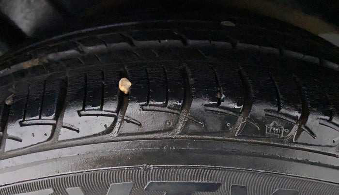 2017 Maruti Ciaz ZETA 1.4 VVT, CNG, Manual, 26,526 km, Left Front Tyre Tread