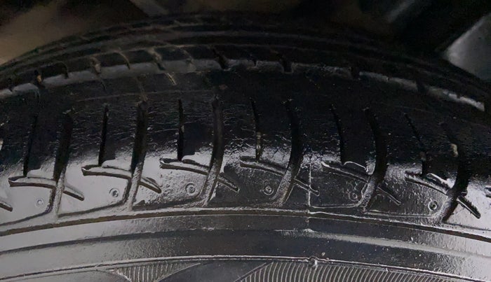 2017 Maruti Ciaz ZETA 1.4 VVT, CNG, Manual, 26,526 km, Right Rear Tyre Tread