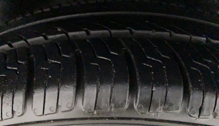 2011 Ford Figo 1.4 TITANIUM DURATORQ, Diesel, Manual, 1,57,587 km, Right Rear Tyre Tread