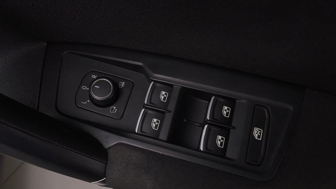 2017 Volkswagen Tiguan 132 Tsi Comfortline, Automatic, 101014 km, Drivers Side Door Panel Controls