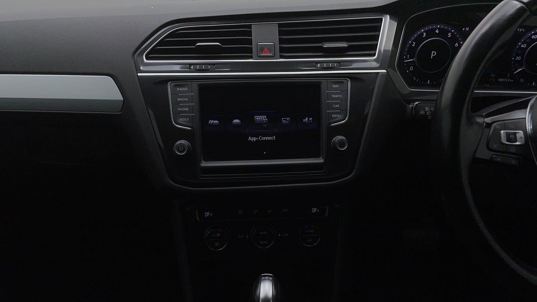 2017 Volkswagen Tiguan 132 Tsi Comfortline, Automatic, 101014 km, Center Console