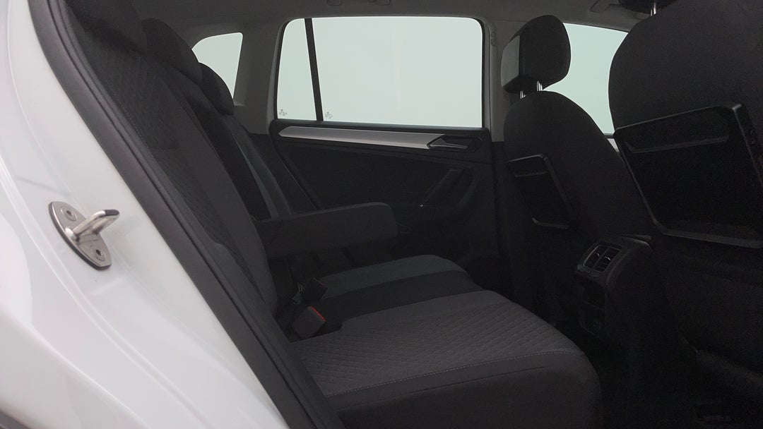 2017 Volkswagen Tiguan 132 Tsi Comfortline, Automatic, 101014 km, Right Side Rear Door Cabin View