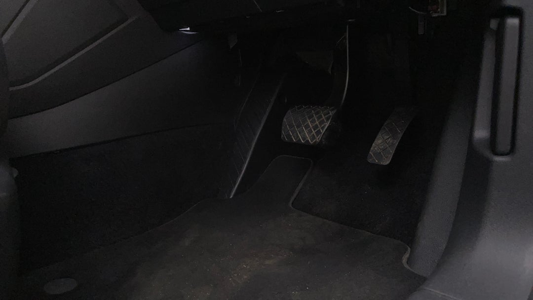 2017 Volkswagen Tiguan 132 Tsi Comfortline, Automatic, 101014 km, Pedals and Footmat