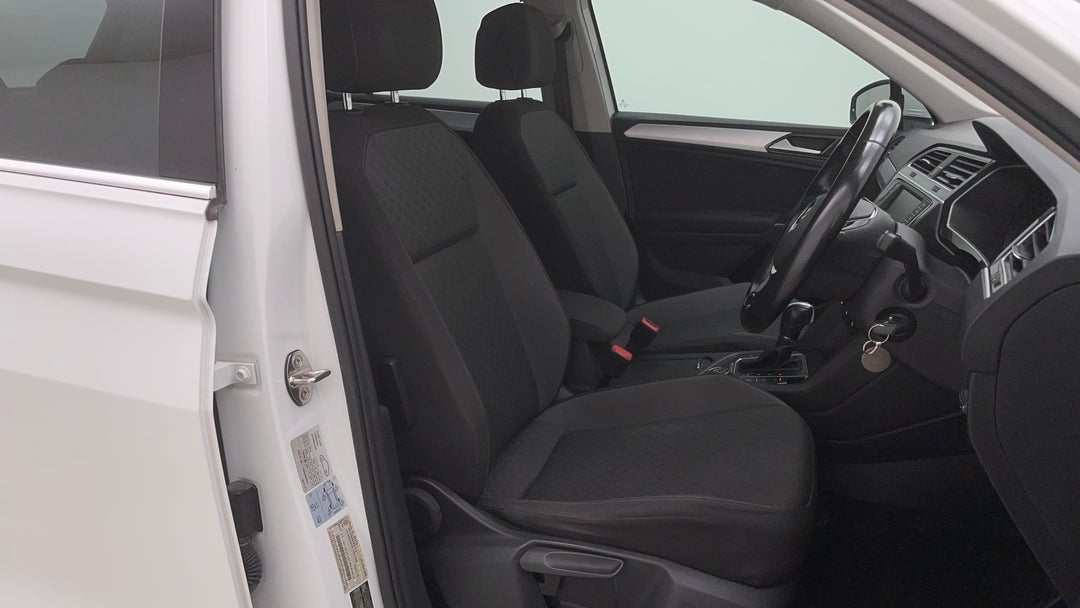 2017 Volkswagen Tiguan 132 Tsi Comfortline, Automatic, 101014 km, Right Side Front Door Cabin View