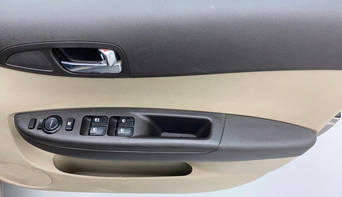 2013 Hyundai i20 MAGNA O 1.2, Petrol, Manual, 46,817 km, Driver Side Door Panels Control