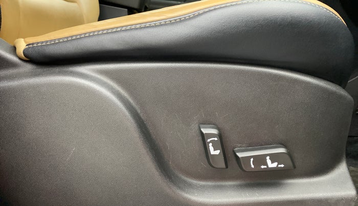 2018 Mahindra XUV500 W11 AT, Diesel, Automatic, 43,229 km, Driver Side Adjustment Panel