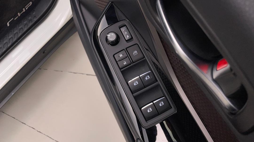 2018 Toyota C-HR Koba (awd), Automatic, 65109 km, Drivers Side Door Panel Controls