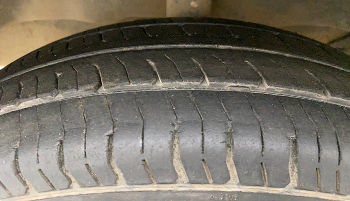 2011 Maruti Eeco 7 STR, Petrol, Manual, 71,287 km, Left Front Tyre Tread