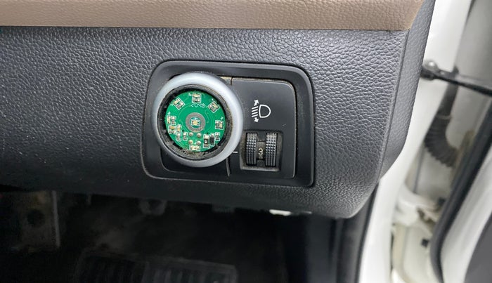 2016 Hyundai Elite i20 SPORTZ 1.2, CNG, Manual, 83,476 km, Dashboard - CNG switch has minor damage