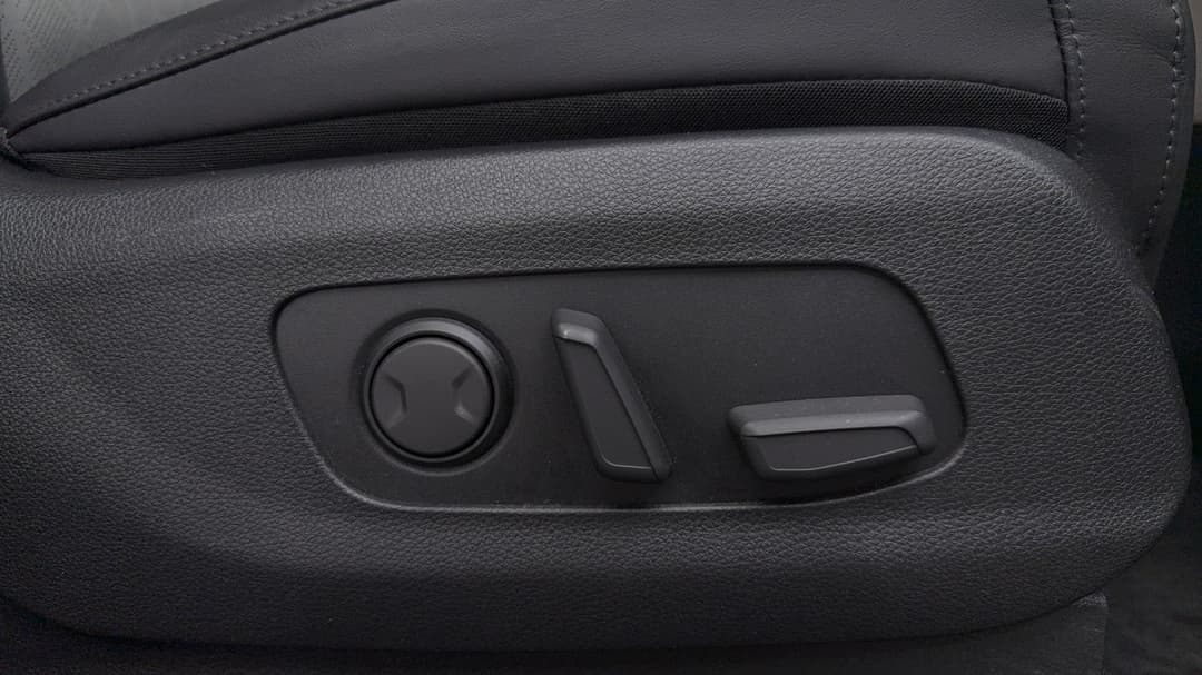 2023 Kia Carnival Special Edition, Automatic, 64996 km, Drivers Side Adjustment Panel