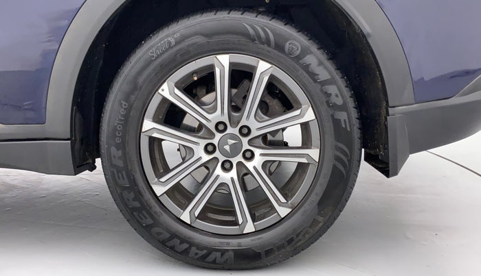 2021 Mahindra XUV700 AX 7 P MT 7 STR, Petrol, Manual, 32,048 km, Left Rear Wheel
