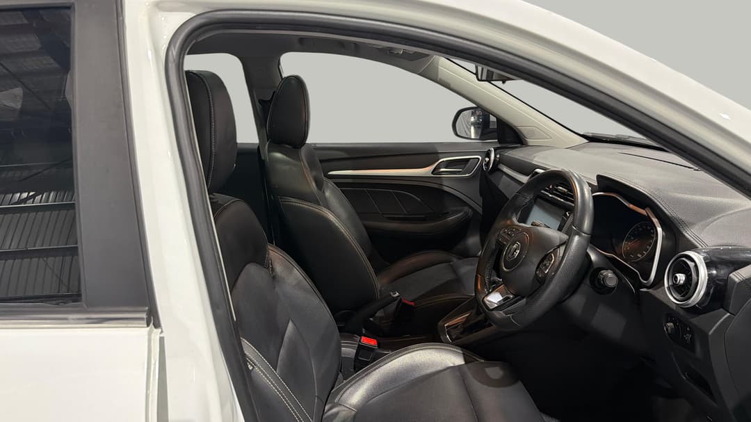 2018 MG ZS Essence, Automatic, 124794 km, Right Side Front Door Cabin View
