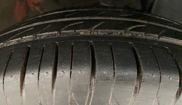 2017 Maruti IGNIS DELTA 1.2, Petrol, Manual, 1,04,359 km, Right Front Tyre Tread