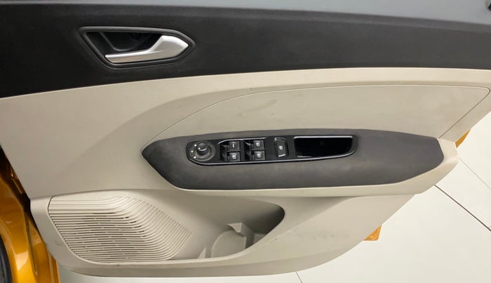 2019 Renault TRIBER RXZ, Petrol, Manual, 59,503 km, Driver Side Door Panels Control