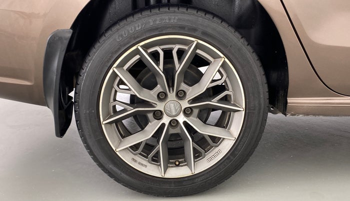 2015 Volkswagen Vento HIGHLINE 1.2 TSI AT, Petrol, Automatic, 62,250 km, Right Rear Wheel