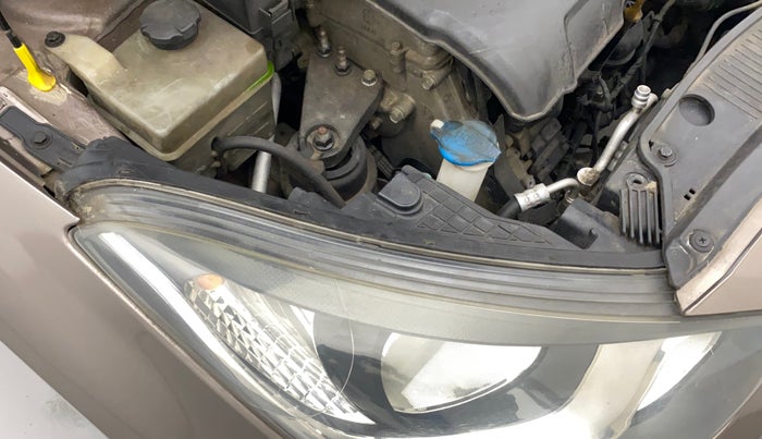 2013 Hyundai i20 SPORTZ 1.4 CRDI, Diesel, Manual, 1,20,605 km, Right headlight - Clamp has minor damage