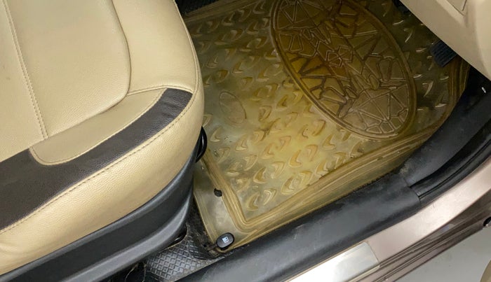 2013 Hyundai i20 SPORTZ 1.4 CRDI, Diesel, Manual, 1,20,605 km, Flooring - Carpet is minor damage