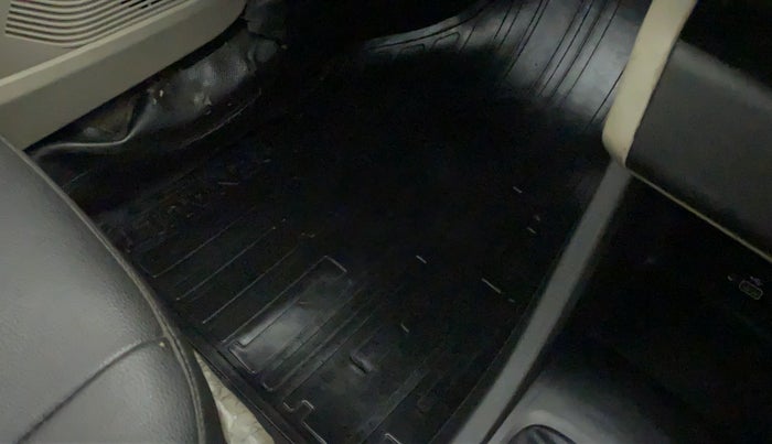 2019 Renault TRIBER RXZ, Petrol, Manual, 56,210 km, Flooring - Carpet is minor damage
