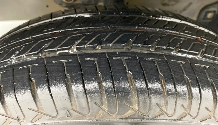 2016 Maruti Eeco 5 STR WITH AC PLUSHTR, Petrol, Manual, 63,221 km, Left Front Tyre Tread