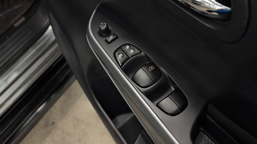 2023 Nissan Navara St-X (4x4) Cloth/no Sunroof, Automatic, 10519 km, Drivers Side Door Panel Controls