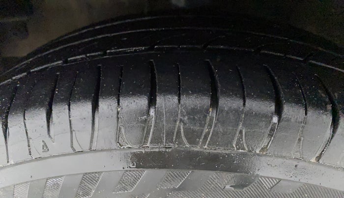 2016 Hyundai i10 SPORTZ 1.1, Petrol, Manual, 60,867 km, Left Front Tyre Tread