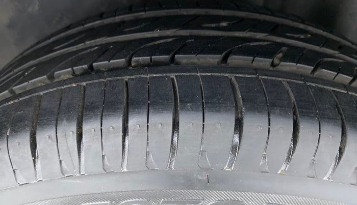 2016 Volkswagen Vento HIGHLINE PETROL, Petrol, Manual, 25,060 km, Left Rear Tyre Tread