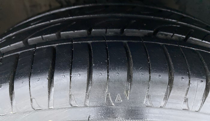 2016 Volkswagen Vento HIGHLINE PETROL, Petrol, Manual, 25,060 km, Right Front Tyre Tread